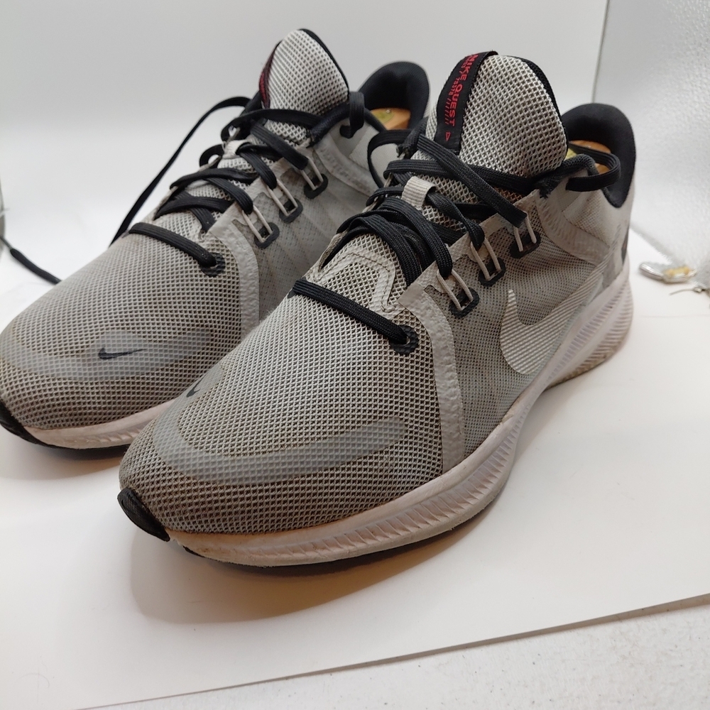 Nike Quest 4 Light Smoke Grey Black White Red Sneakers Shoes DA1105-007 Men 8.5